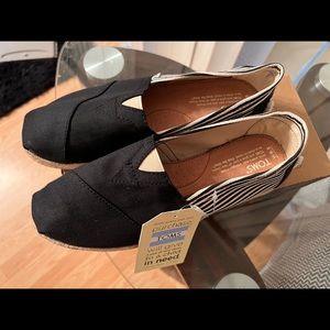 New woman’s toms size 8 1/2 University black